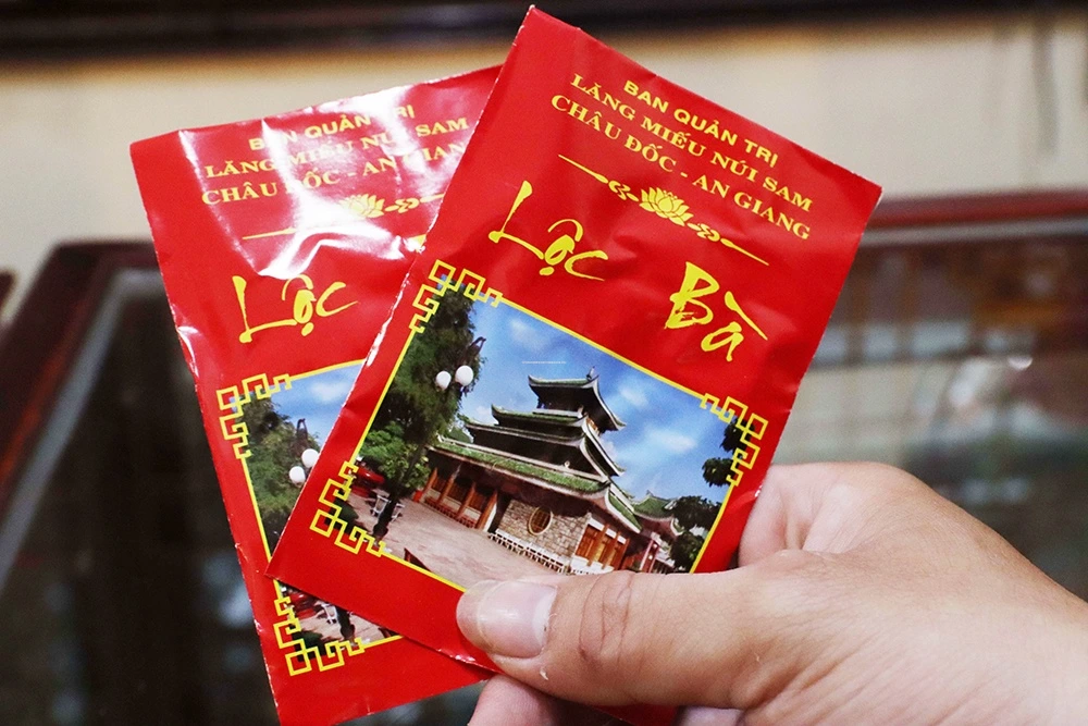 Đặt bao lì xì lộc Bà Chúa Xứ chuẩn xác tại bàn thờ Mẹ Quan Âm thay vì bàn thờ Ông Địa để giữ sự tôn nghiêm.