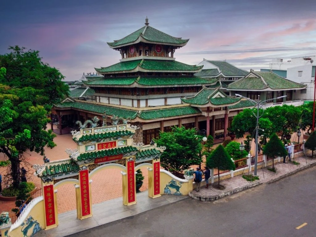 Kiến trúc Miếu Bà Chúa Xứ Châu Đốc mang đậm nét nghệ thuật Ấn Độ với mái ngói lợp màu xanh cong vút như mũi thuyền.