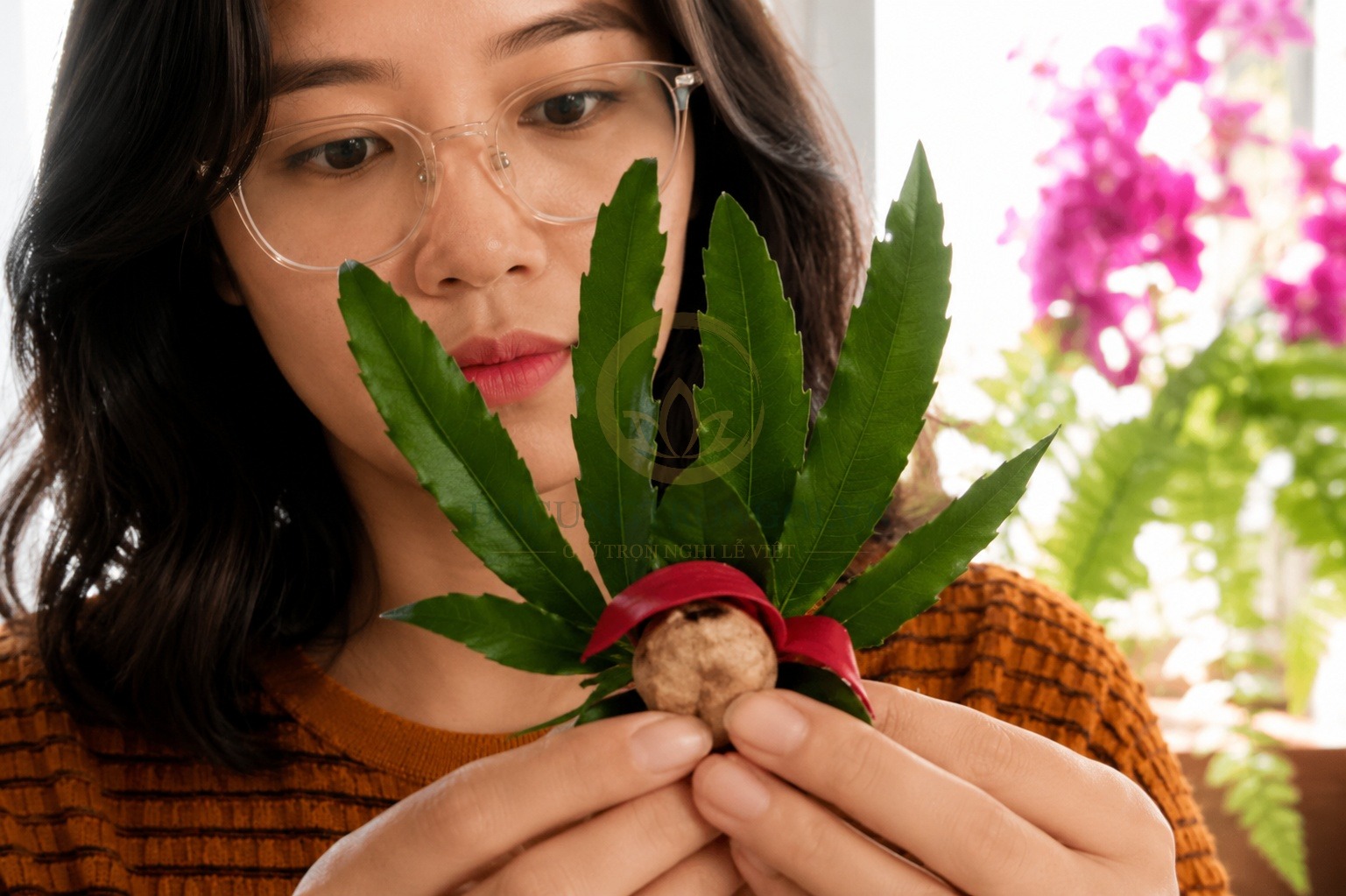 Bước 5: Gắn 1 cánh hoa hồng để làm phần đuôi của phượng hoàng thêm rực rỡ.