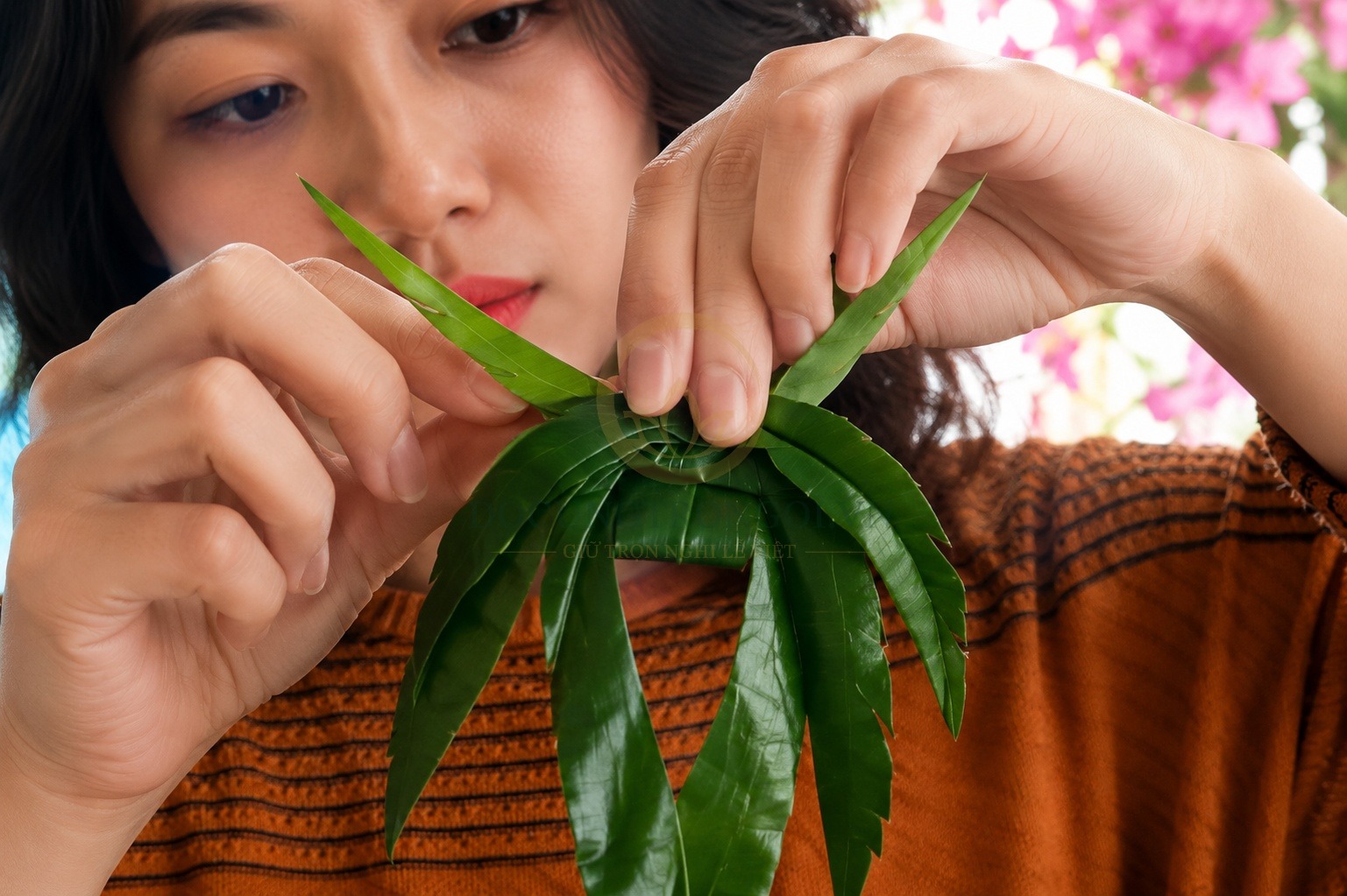Xếp gọn phần lá trầu đã cắt tỉa và gắn vào phấn giữa của miếng cau đã tỉa.