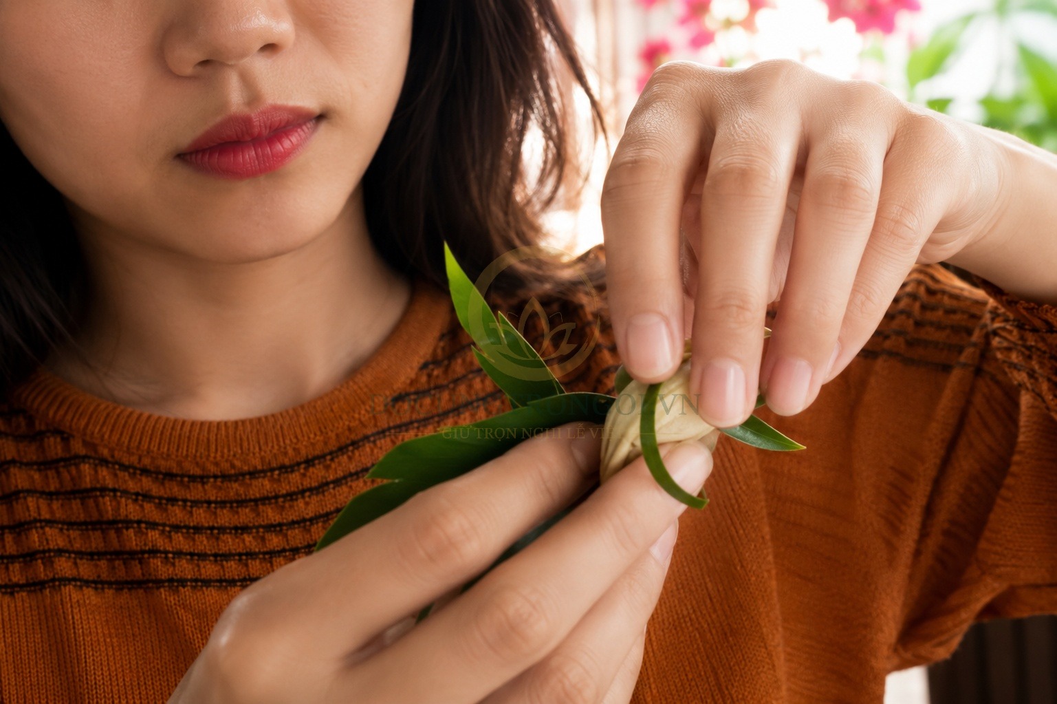Xếp gọn phần lá trầu đã cắt tỉa và gắn vào phấn giữa của miếng cau đã tỉa.