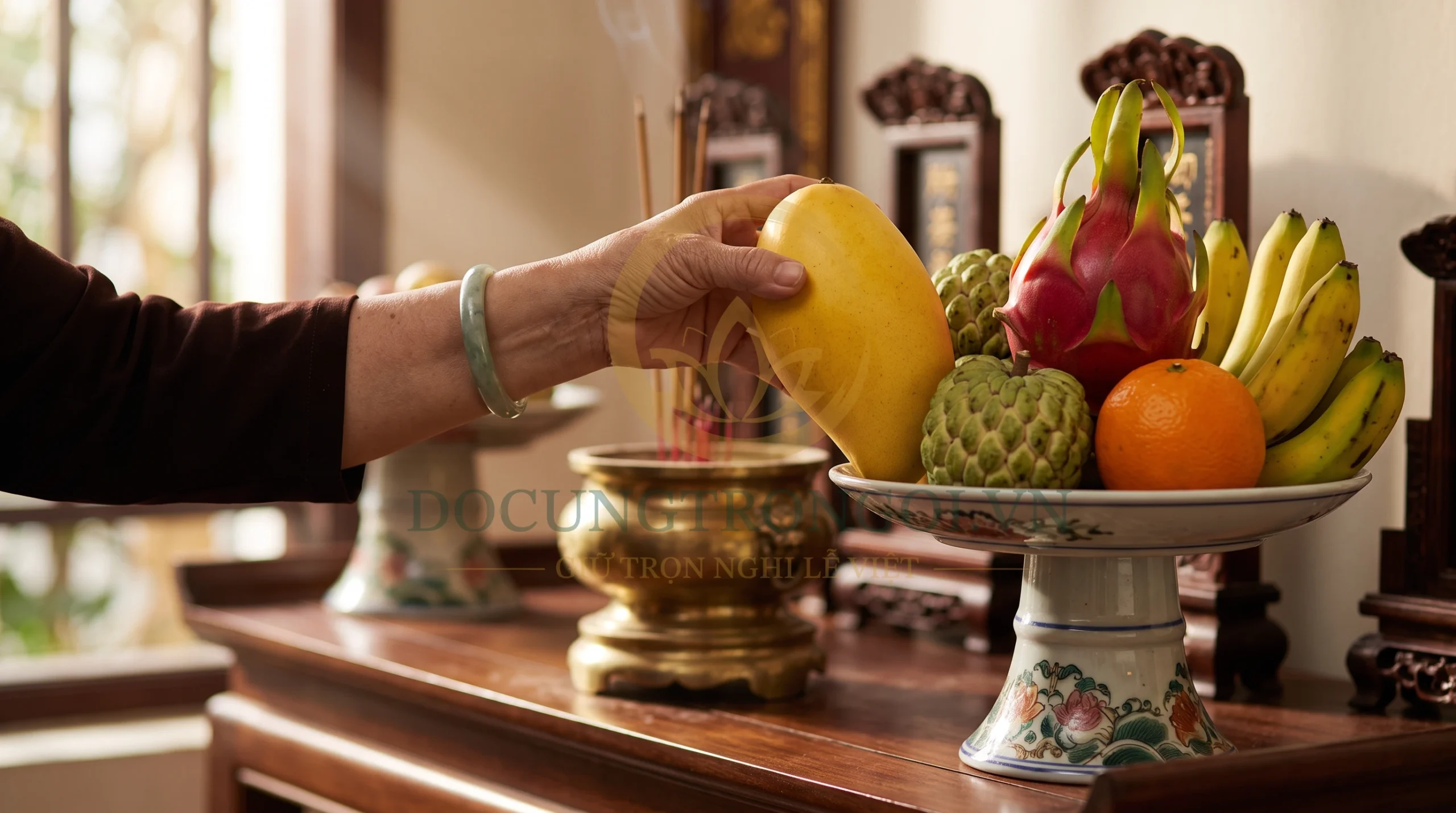 Cách đặt mâm ngũ quả và bình hoa hợp phong thủy bằng việc chọn trái cây tươi số lẻ 3-5-7 quả trên mâm bồng hướng Tây.