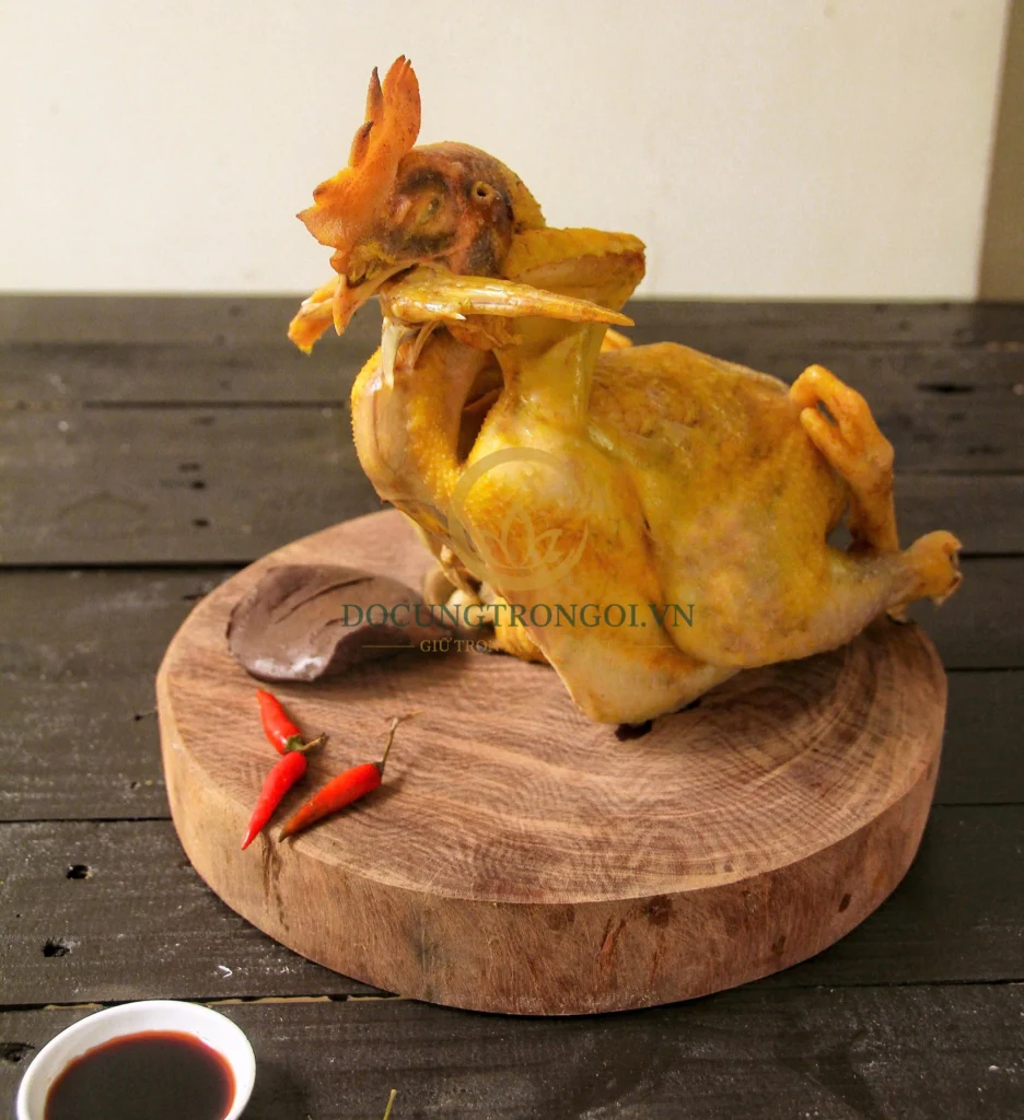 Cách luộc gà cúng giao thừa không bị nứt da, nguyên con gà trống tơ tạo dáng cánh tiên da vàng óng mượt trên mâm cúng tổ tiên.