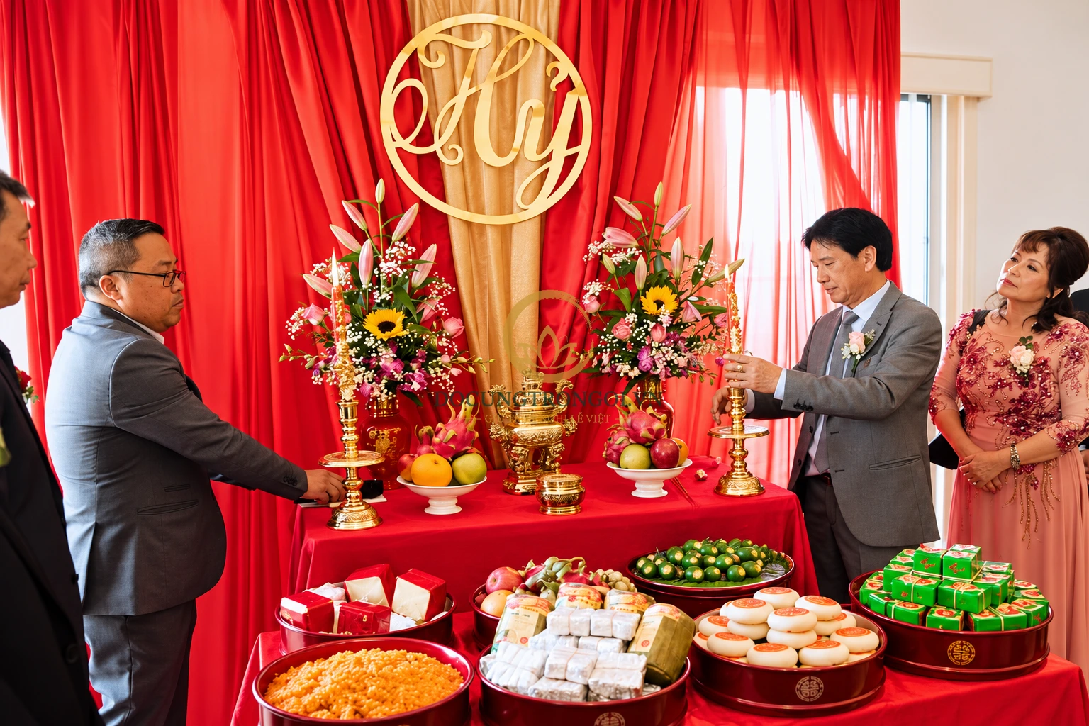 Cô dâu chú rể làm lễ thắp hương trước bàn thờ Gia tiên