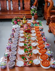 Mâm chè đậu trắng cúng đầy tháng bé trai gồm 12 chén nhỏ dâng 12 bà Mụ và 1 tô lớn dâng Đức Ông, chè chan nước cốt dừa trắng ngần.
