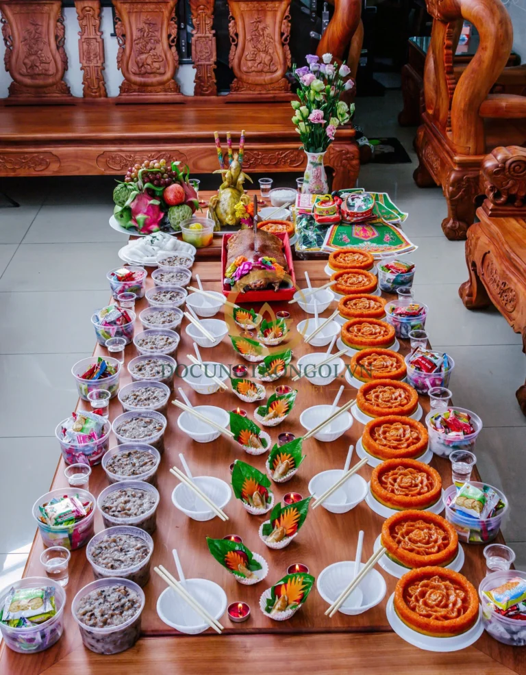 Mâm chè đậu trắng cúng đầy tháng bé trai gồm 12 chén nhỏ dâng 12 bà Mụ và 1 tô lớn dâng Đức Ông, chè chan nước cốt dừa trắng ngần.