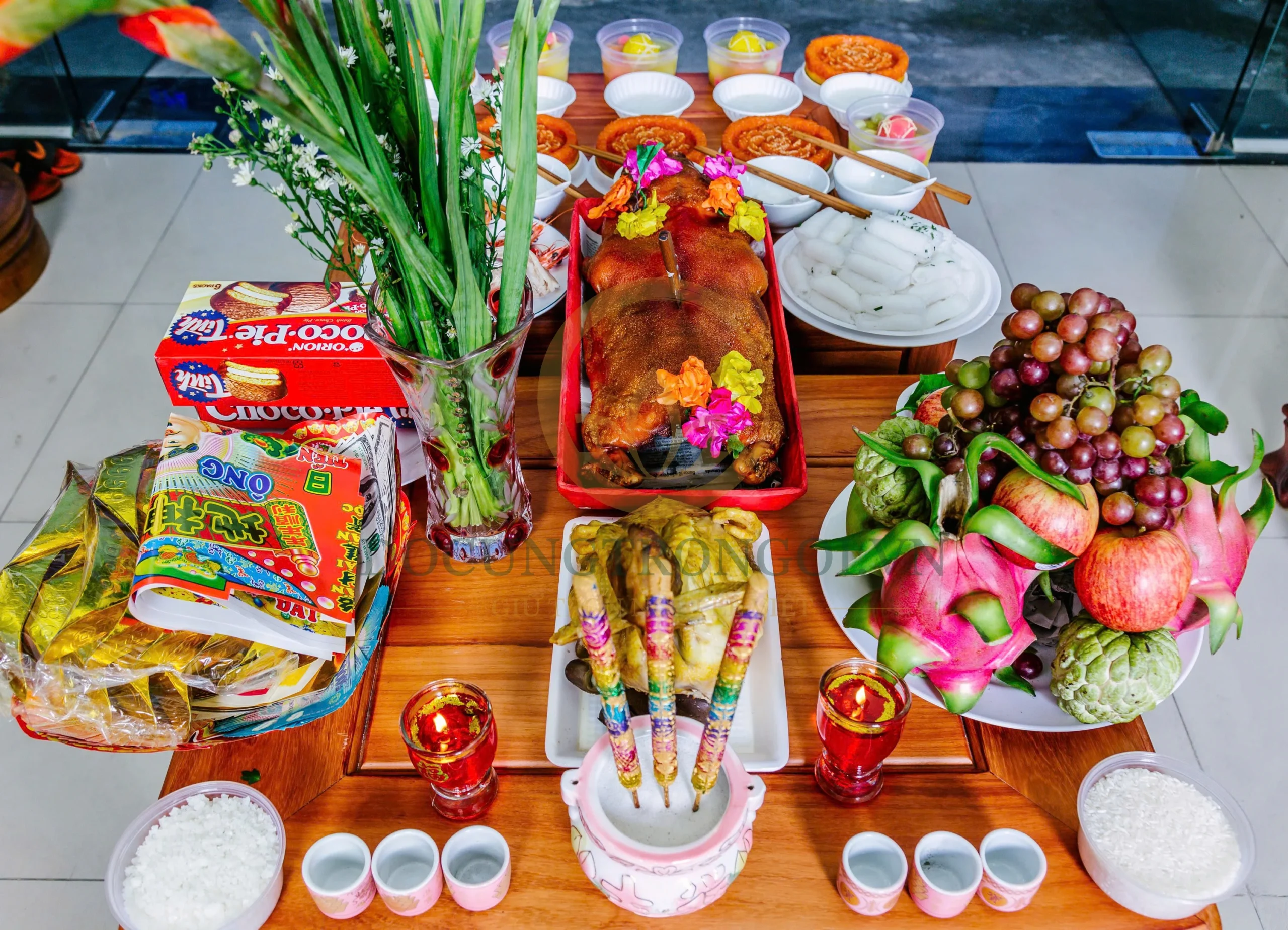 Mâm cúng động thổ trọn gói gồm bộ Tam Sên, gà ta luộc, xôi gấc, 9 chén chè đậu đỗ đạt và lư trầm hương giúp bài trừ tà khí chuẩn văn hóa tín ngưỡng miền Nam.