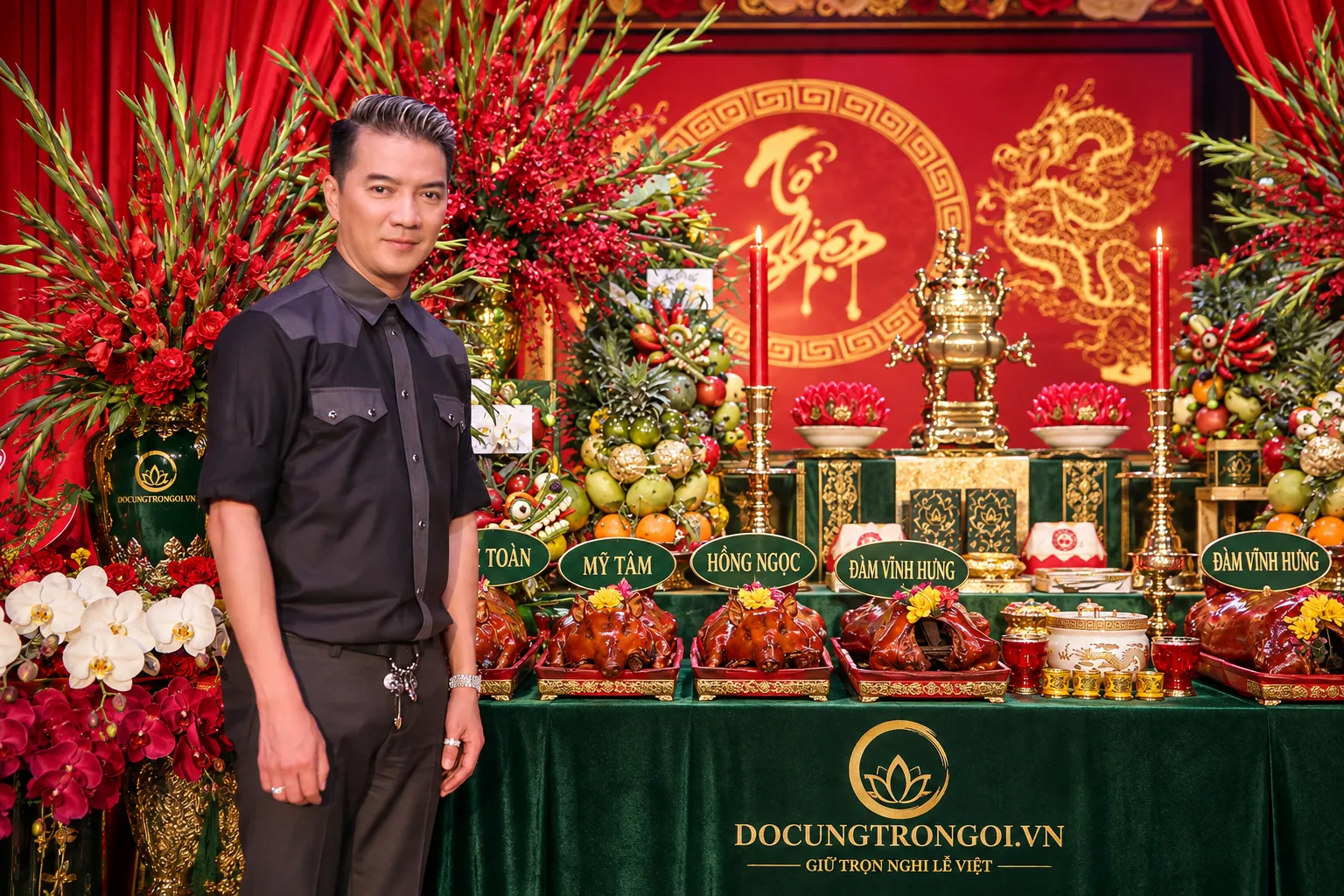 Lễ cúng giỗ tổ nghề sân khấu ngày 12 tháng 8 âm lịch của nghệ sĩ Việt với mâm cúng tổ nghề sân khấu tươm tất.